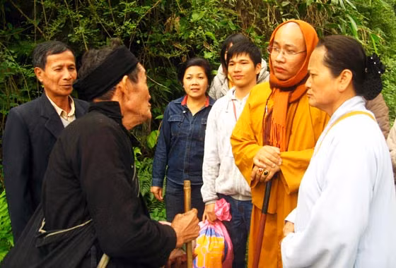 Việc tổ chức trao quà cho bà con được chuẩn bị chu đáo - mỗi phần quà đều mang theo cả sự sẻ chia, đồng cảm với thiếu thốn của bà con xã Tân Quang, huyện Bắc Quang Đại đức Thích Minh Huân và các phật tử ân cần thăm hỏi, trao những phần quà ý nghĩa tới tận tay những người dân nghèo thôn Tân Tiến Bà con nghèo hồ hởi lựa chọn những tấm áo ấm đoàn công tác xã hội từ thiện mang tới