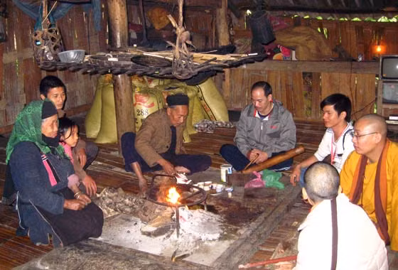 Đại đức Thích Minh Huân cùng đoàn phật tử băng đèo, vượt suốt tới tận những hộ nghèo để thăm hỏi và trao quà