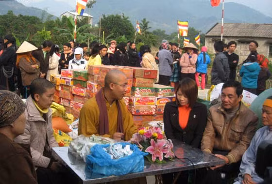 Việc tổ chức trao quà cho bà con được chuẩn bị chu đáo - mỗi phần quà đều mang theo cả sự sẻ chia, đồng cảm với thiếu thốn của bà con xã Tân Quang, huyện Bắc Quang Đại đức Thích Minh Huân và các phật tử ân cần thăm hỏi, trao những phần quà ý nghĩa tới tận tay những người dân nghèo thôn Tân Tiến Bà con nghèo hồ hởi lựa chọn những tấm áo ấm đoàn công tác xã hội từ thiện mang tới