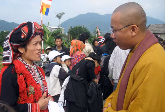 Việc tổ chức trao quà cho bà con được chuẩn bị chu đáo - mỗi phần quà đều mang theo cả sự sẻ chia, đồng cảm với thiếu thốn của bà con xã Tân Quang, huyện Bắc Quang Đại đức Thích Minh Huân và các phật tử ân cần thăm hỏi, trao những phần quà ý nghĩa tới tận tay những người dân nghèo thôn Tân Tiến Bà con nghèo hồ hởi lựa chọn những tấm áo ấm đoàn công tác xã hội từ thiện mang tới