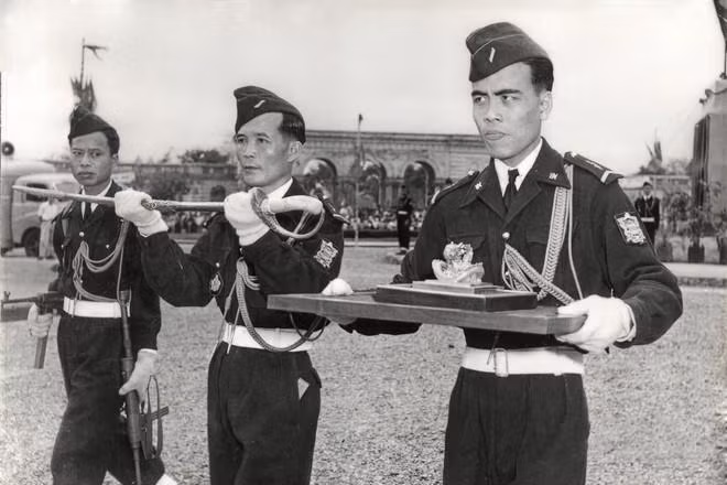Năm 1952 tại Đà Lạt, Pháp trao trả ấn kiếm cho cựu hoàng Bảo Đại.