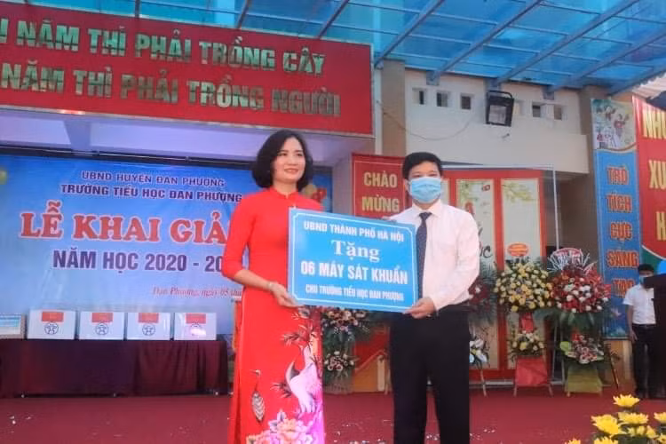 Phó Chủ tịch UBND TP Hà Nội Ngô Văn Quý tặng thầy trò trường tiểu học Đan Phượng 6 máy khử khuẩn nhân dịp năm học mới Phó Chủ tịch UBND TP Hà Nội Ngô Văn Quý tặng thầy trò trường tiểu học Đan Phượng 6 máy khử khuẩn nhân dịp năm học mới