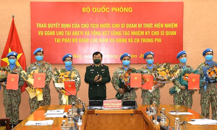 Trao Quyết định của Chủ tịch nước cho các thành viên Tổ công tác Abyei trong bối cảnh đại dịch COVID-19 diễn biến phức tạp