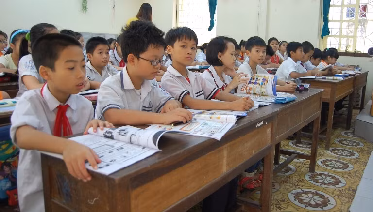 Dạy tiếng Anh tiểu học - mỗi trường thu một mức