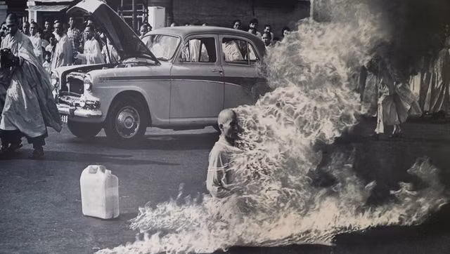 Bức ảnh Bồ tát Thích Quảng Đức tự thiêu để phản đối chiến tranh của phóng viên Malcolm Browne (1931 – 2012) đoạt giải World Press Photo năm 1963. Bức ảnh gây chấn động toàn thế giới và gây xúc động cho những trái tim yêu chuộng hoà bình