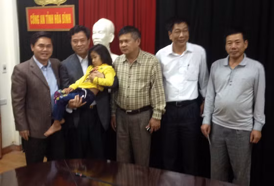 Lãnh đạo Cục CSHS và thành viên ban chuyên án chia sẻ niềm vui đoàn tụ với gia đình cháu bé bị bắt cóc