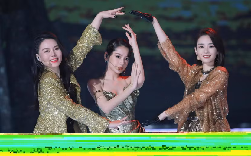 Chi Pu lần đầu tiên nhận trọng trách làm đội trưởng dẫn dắt 2 thành viên là Cung Lâm Na, Lưu Nhã Sắt và đã xuất sắc vượt qua màn công diễn 2. Đội của Chi Pu có phần trình diễn ấn tượng với ca khúc Rosemary (một bài hit của Châu Kiệt Luân) Chi Pu lần đầu tiên nhận trọng trách làm đội trưởng dẫn dắt 2 thành viên là Cung Lâm Na, Lưu Nhã Sắt và đã xuất sắc vượt qua màn công diễn 2. Đội của Chi Pu có phần trình diễn ấn tượng với ca khúc Rosemary (một bài hit của Châu Kiệt Luân)