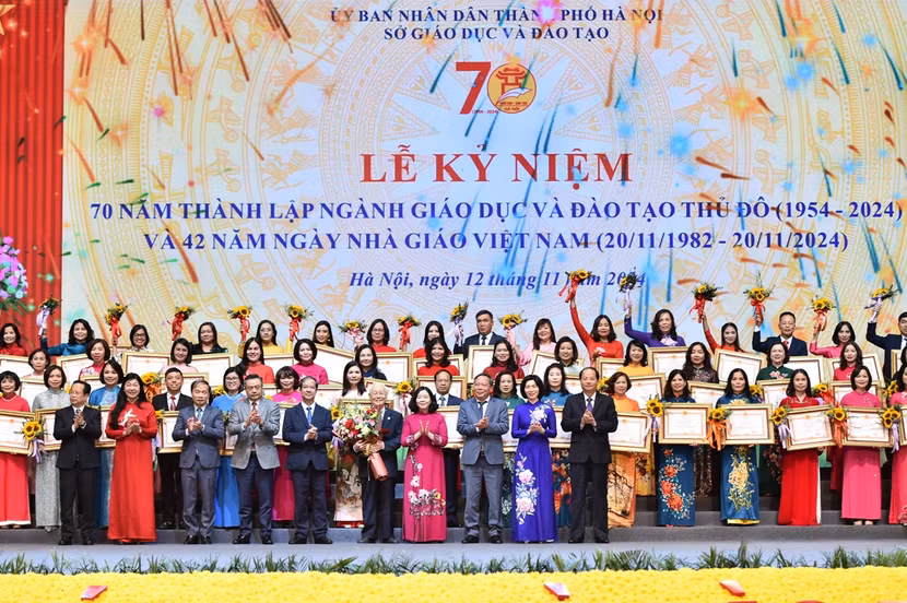 Ngày 12-11, ngành Giáo dục và Đào tạo Hà Nội long trọng tổ chức kỷ niệm 70 năm ngành và 42 năm Ngày nhà giáo Việt Nam. Ngày 12-11, ngành Giáo dục và Đào tạo Hà Nội long trọng tổ chức kỷ niệm 70 năm ngành và 42 năm Ngày nhà giáo Việt Nam.