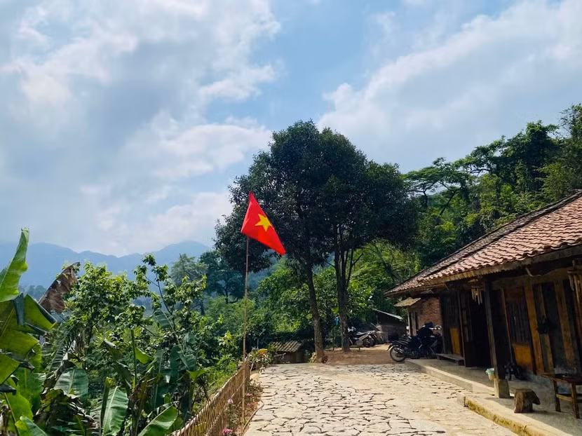 Những ngôi nhà gỗ được dựng nơi lưng chừng thung lũng, bốn phía núi bao bọc, phía dưới là những thửa ruộng bậc thang đang vào mùa nước đổ
