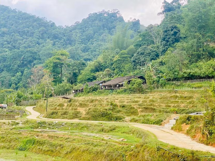 Con đường nhỏ chạy xuyên qua xóm Hoài Khao