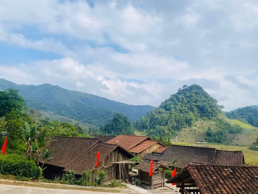 Những ngôi nhà gỗ với nóc nhà lợp ngói âm dương