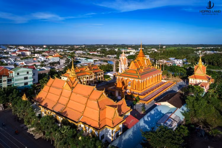 Trà Vinh còn được biết đến là một thành phố xanh với hệ thống cây cổ thụ trên 100 tuổi dọc theo các tuyến phố