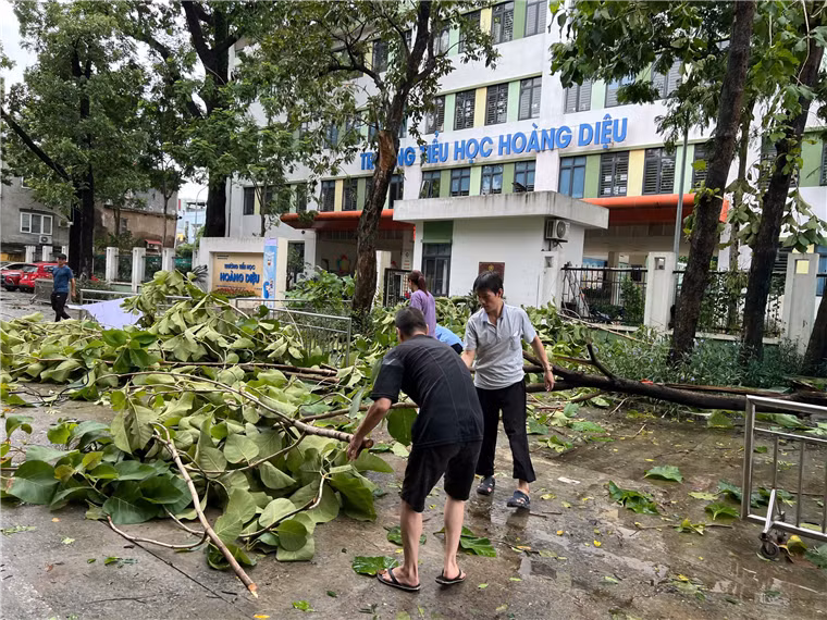 Các trường học ở Hà Nội Tích cực dọn dẹp đón học sinh đi học trở lại Các trường học ở Hà Nội Tích cực dọn dẹp đón học sinh đi học trở lại