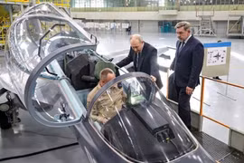 Ông Putin thị sát nguyên mẫu máy bay Yak-130M được lắp ráp cho khách hàng nước ngoài