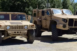 Quân đội Mỹ ký hợp đồng mua thiết giáp HMMWV mới bất chấp quá trình chuyển đổi sang JLTV