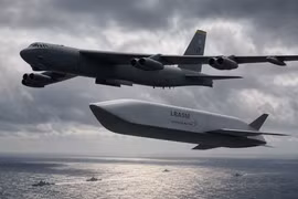 Tên lửa chống hạm tàng hình LRASM khiến B-52 trở thành 'sát thủ tàu chiến'