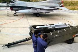 Tiêm kích F-16 Ukraine không chiến cực mạnh khi có thêm tên lửa IRIS-T