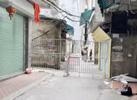 Hình ảnh người chiến sỹ áo xanh ở 'tâm dịch' Phú Đô