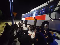 Ngắm nữ cán bộ y tế Cảnh sát cơ động xinh đẹp tiêm vaccine cho đồng đội