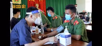 Ngắm nữ cán bộ y tế Cảnh sát cơ động xinh đẹp tiêm vaccine cho đồng đội