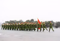 [Ảnh] Giữa ngày đông tháng giá, xem Cảnh sát cơ động mình trần kéo xe tải