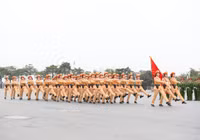 [Ảnh] Giữa ngày đông tháng giá, xem Cảnh sát cơ động mình trần kéo xe tải