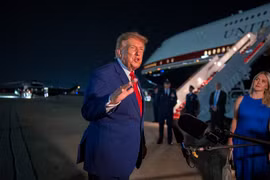 Ông Trump đưa theo ‘nhóm trung thành nhất’ khi bí mật rời Không lực Một