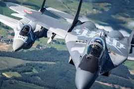 MiG-29 và F-16: Hai tiêm kích hạng nhẹ nhưng khác nhau thế nào?