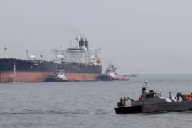 Iran tuyên bố 'một mình kiểm soát' eo biển Hormuz trong 30 ngày