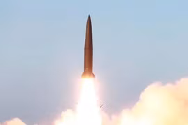 Triều Tiên phóng tên lửa Hwasong-11, thử thách phòng thủ Mỹ và đồng minh