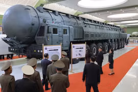 Ông Kim Jong-un cùng gia đình xem vũ khí hạt nhân chiến lược tại bảo tàng