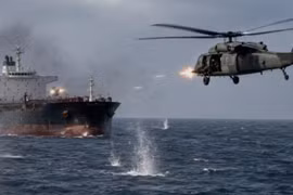 Trực thăng MH-60 Mỹ khai hỏa gần Hormuz, vô hiệu hóa tàu hàng hướng đến Iran