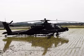 Trực thăng tấn công AH-64E Apache Mỹ hạ cánh khẩn cấp xuống ruộng lúa Hàn Quốc