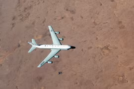 Máy bay do thám RC-135 Rivet Joint có thể điều khiển UAV, mở rộng đáng kể năng lực tình báo của Mỹ