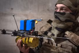 Lính Nga tay không tóm drone FPV Ukraine, ném qua cửa sổ