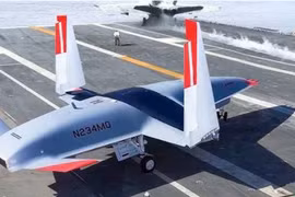 UAV tiếp dầu MQ-25 lần đầu xuất hiện trên tàu sân bay USS Nimitz