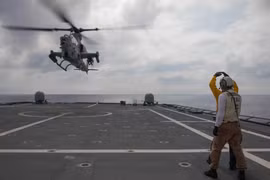 Tàu chiến Mỹ mang trực thăng tấn công AH-1Z hoạt động ở Biển Philippines