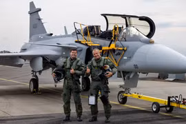 Chiến đấu cơ Gripen F hai chỗ ngồi lần đầu cất cánh