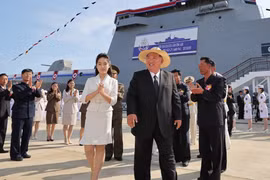 Ông Kim Jong-un và con gái thị sát khu trục hạm tối tân Kang Kon