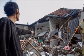 Động đất 7,7 độ rung chuyển Indonesia, người dân tháo chạy