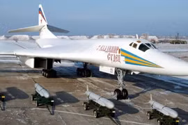 Tu-160 và Kh-101: Vì sao oanh tạc cơ không cần bay vào vùng phòng không?