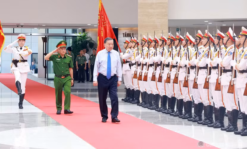 Tổng Bí thư, Chủ tịch nước Tô Lâm duyệt Đội danh dự CAND Việt Nam.