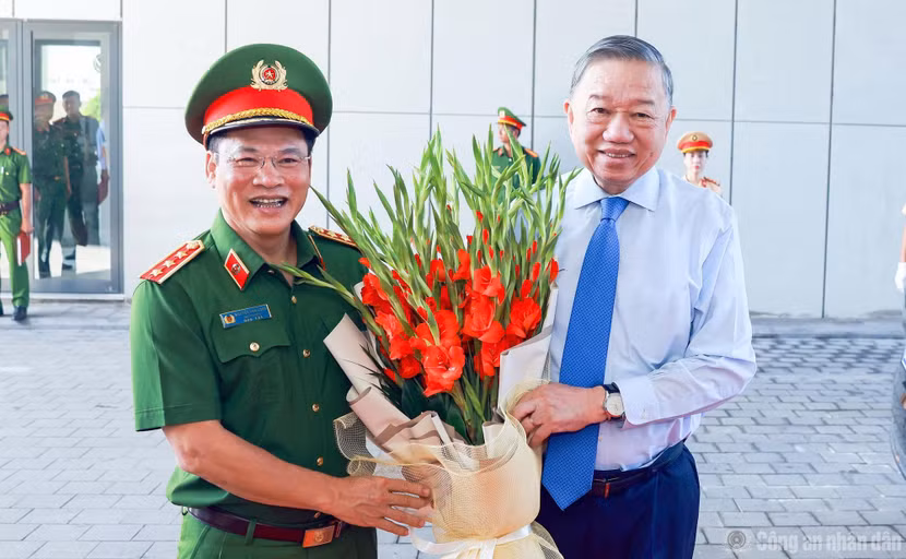Tổng Bí thư, Chủ tịch nước Tô Lâm đón nhận bó hoa tươi thắm của lực lượng Cảnh sát nhân dân.