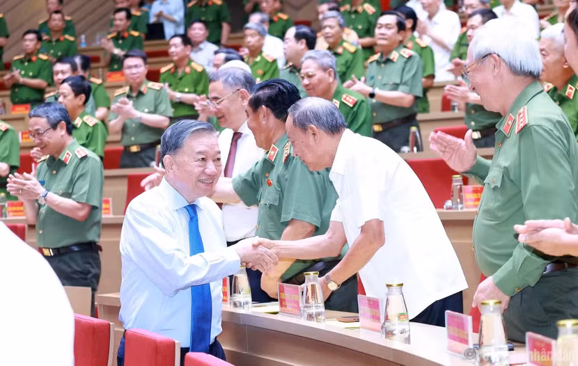 Tổng Bí thư, Chủ tịch nước Tô Lâm dự gặp mặt Kỷ niệm 64 năm Ngày truyền thống lực lượng Cảnh sát nhân dân ảnh 6