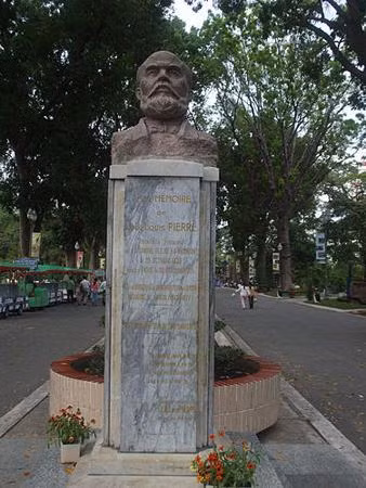 Tượng bán thân của nhà thực vật học Pierre ở Thảo cầm viên Sài Gòn