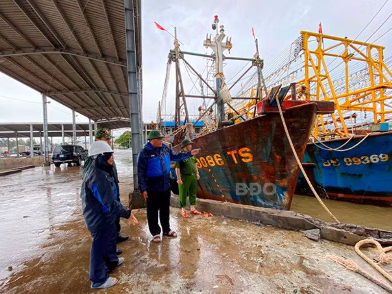 Kiểm tra khắc phục hậu quả sau bão số 9 ở Bình Định (Ảnh: báo Bình Định)
