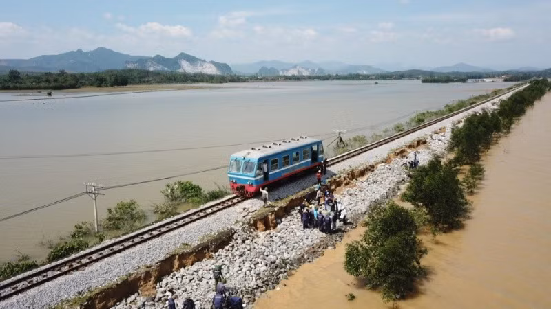 Nhiều vị trí đường sắt qua miền Trung vẫn chưa thể chạy tàu lại bình thường và buộc phải tạm dừng chạy khi bão số 9 đổ bộ
