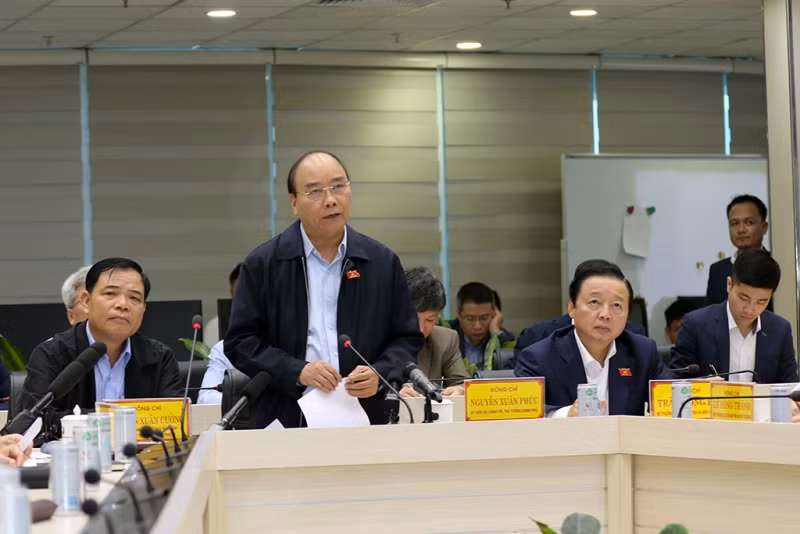 Thủ tướng Chính phủ Nguyễn Xuân Phúc nghe báo cáo về cơn bão số 9 và chỉ đạo ứng phó tại Tổng cục Khí tượng thủy văn vào sáng nay, 26/10 Thủ tướng Chính phủ Nguyễn Xuân Phúc nghe báo cáo về cơn bão số 9 và chỉ đạo ứng phó tại Tổng cục Khí tượng thủy văn vào sáng nay, 26/10