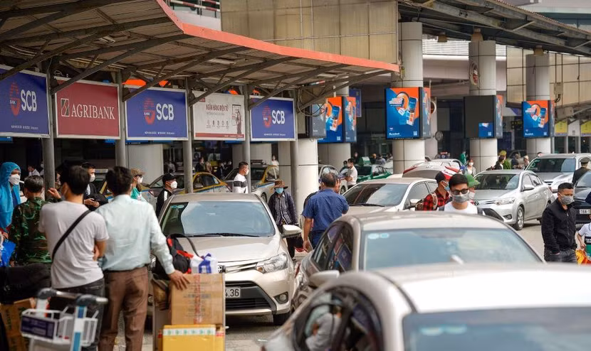 Sân bay quốc tế Nội Bài cao điểm Hè 2022 luôn trong cảnh tắc nghẽn từ trong ra ngoài