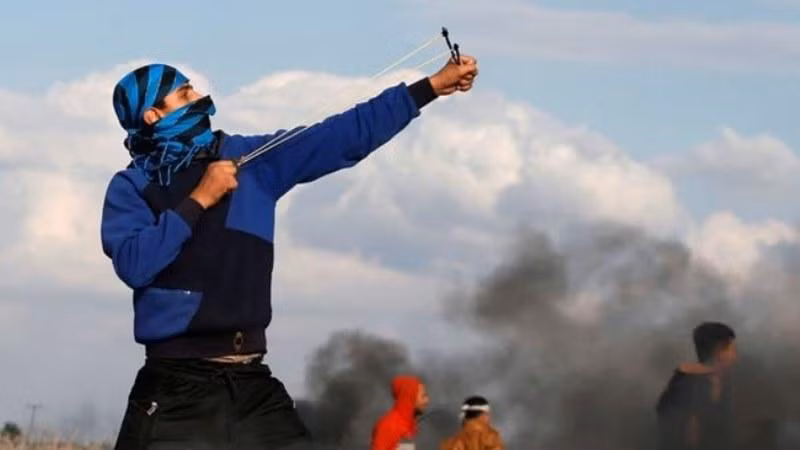 Một người Palestin được cho là đang dùng súng cao su bắn đá vào máy bay không người lái của Israel